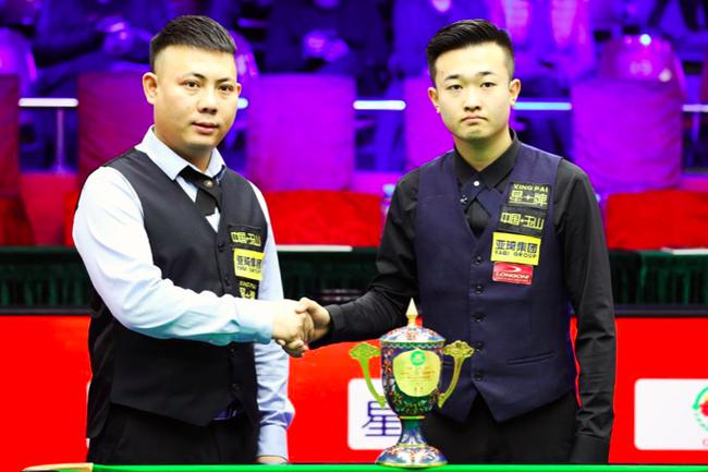 双方在中场 双方在中场